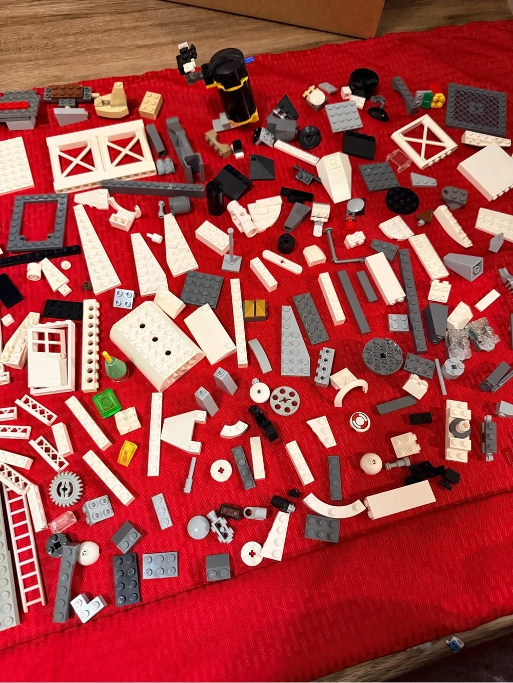 Legos mixed odd lot 2.9 lbs with Star Wars minifigures
